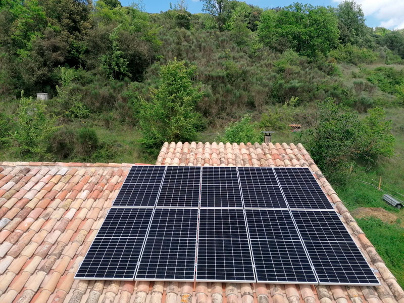 Instal·lació de plaques solars a Sant Aniol de Finestres (Girona)