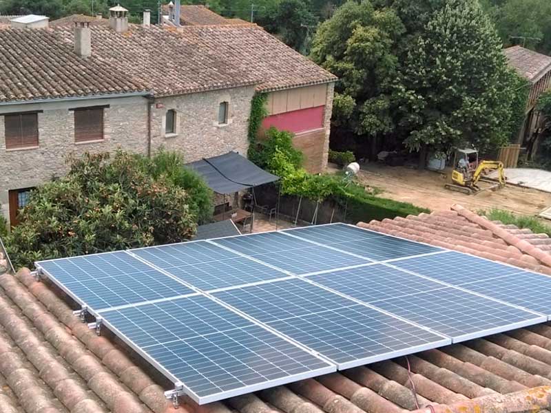 Instal·lació de plaques solars a Sant Aniol de Finestres (Girona)