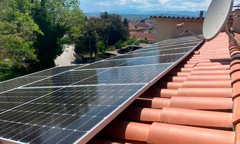 Instal·lació d'onze plaques solars sobre teulada - Nucli Solar