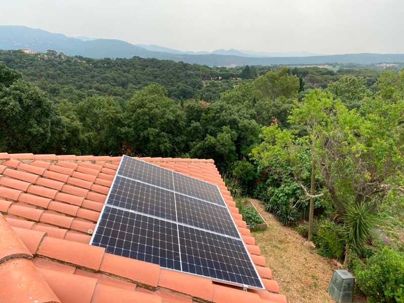 Instal·lació de 3 plaques solars en una teulada - Nucli Solar