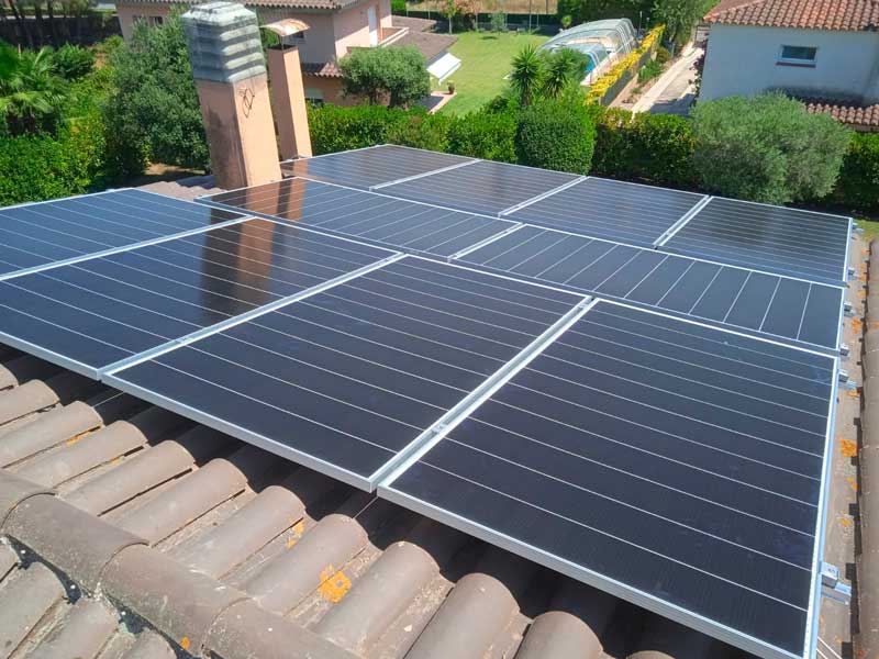  Instalación de 10 placas solares en un tejado - Nucli Solar