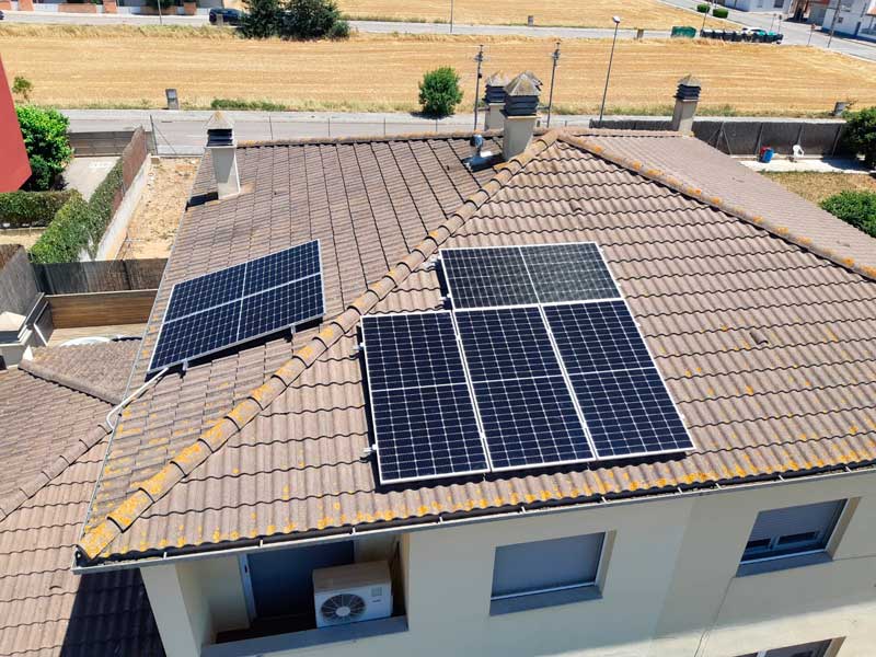 Instal·lació de 6 plaques solars en una teulada- Nucli Solar