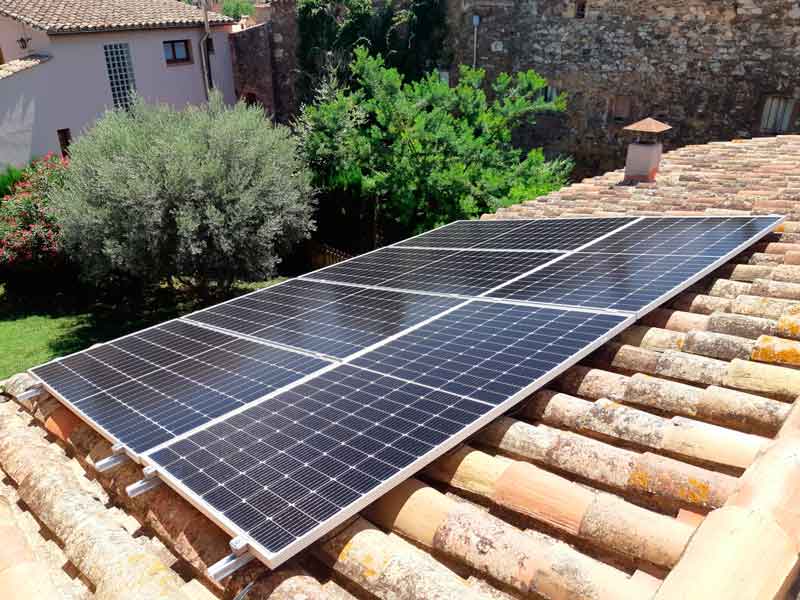 Instal·lació de 6 plaques solars en una teulada - Nucli Solar
