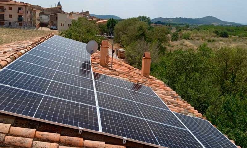 Instalación de 16 placas solares en un tejado - Nucli Solar
