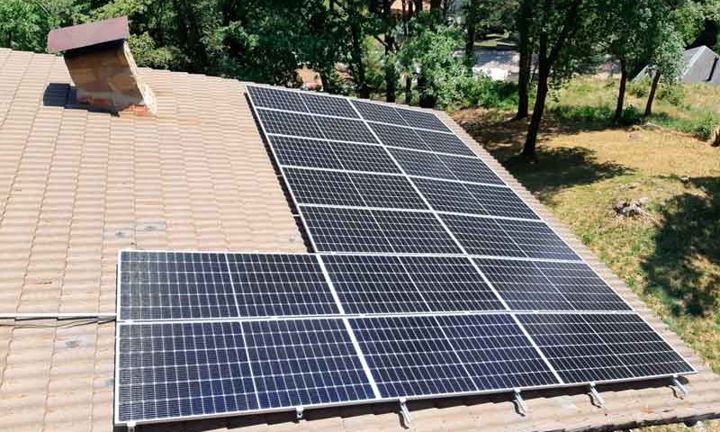 Instalación de 16 placas solares en un tejado - Núcleo Solar