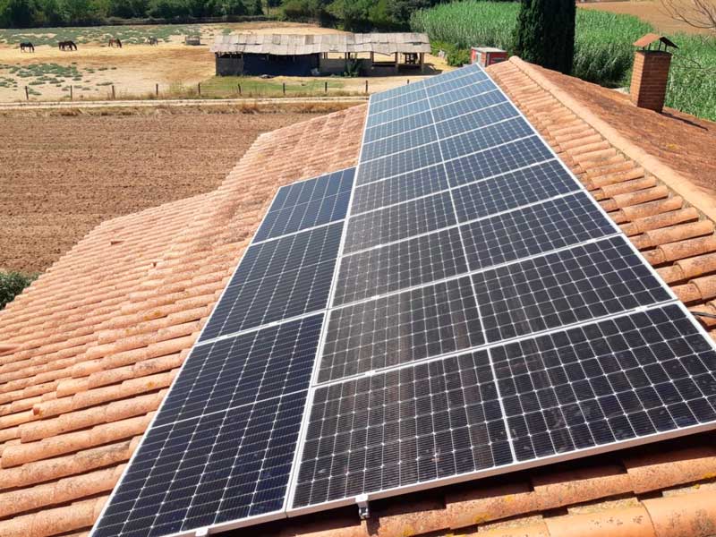 Instal·lació de 14 plaques solars en una teulada - Nucli Solar