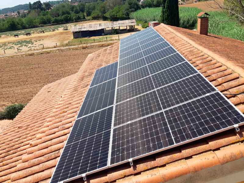 Instalación de 14 placas solares en un tejado - Nucli Solar
