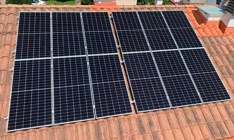 Instal·lació de 12 plaques solars en una teulada - Nucli Solar