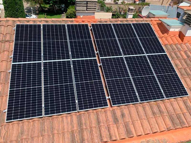 Instal·lació de 12 plaques solars en una teulada - Nucli Solar