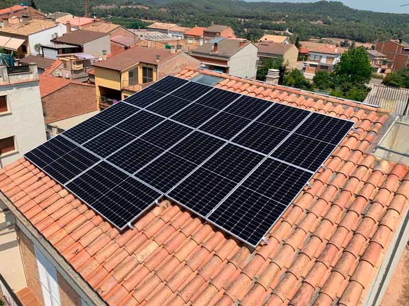 Instal·lació de 14 plaques solars en una teulada - Nucli Solar