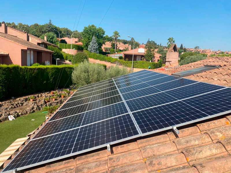  Instalación de 16 placas solares en un tejado - Nucli Solar