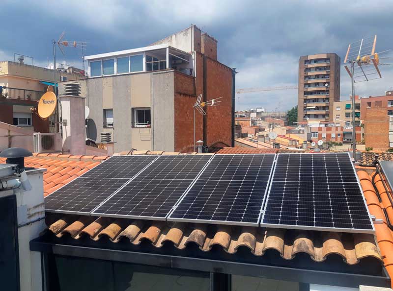 Instal·lació de 4 plaques solars en una teulada - Nucli Solar