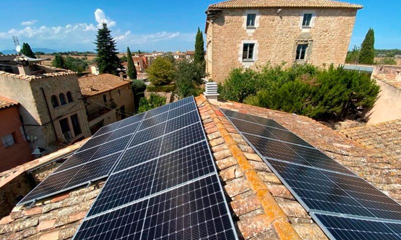 Instalación de 16 placas solares en un tejado - Nucli Solar