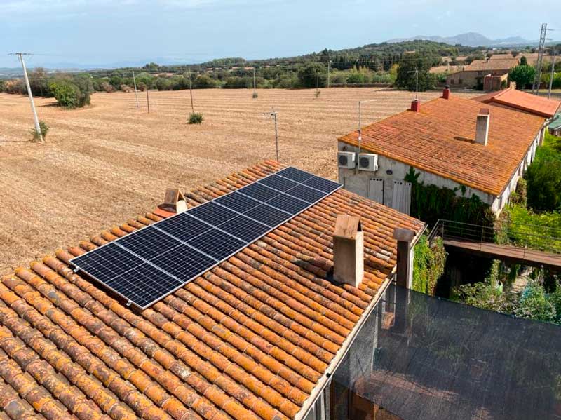 Instal·lació de 8 plaques solars en una teulada - Nucli Solar