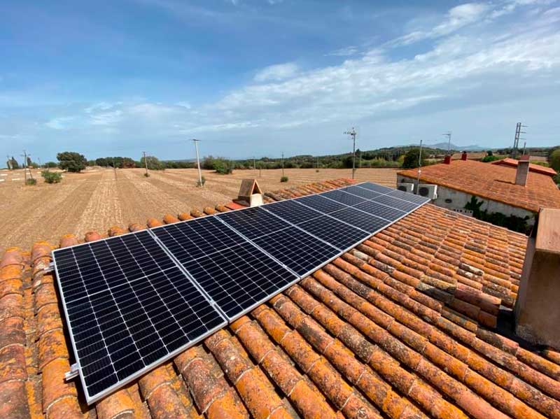 Instalación de 8 placas solares en un tejado - Nucli Solar