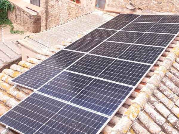 Instal·lació de 26 plaques solars en una teulada - Nucli Solar