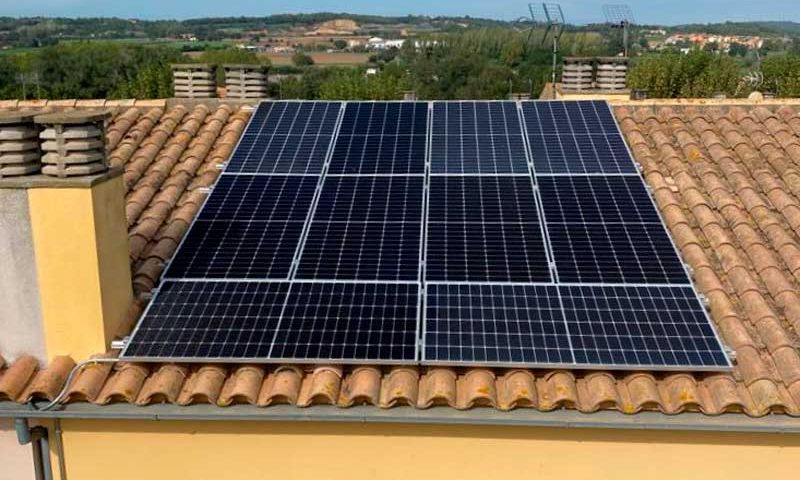 Instal·lació de 10 plaques solars en una teulada - Nucli Solar