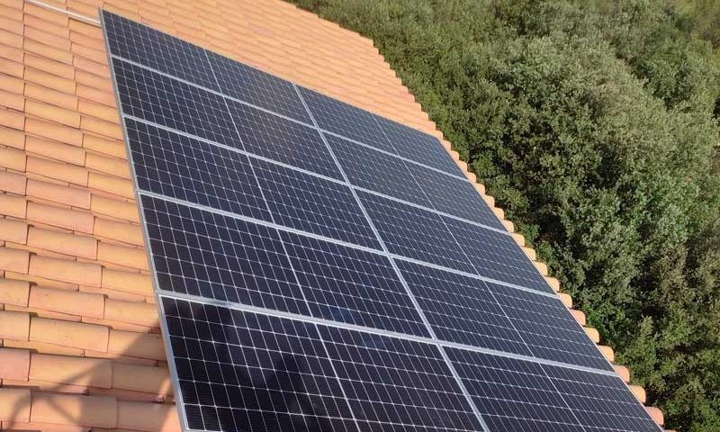 Instal·lació de 10 plaques solars en una teulada - Nucli Solar