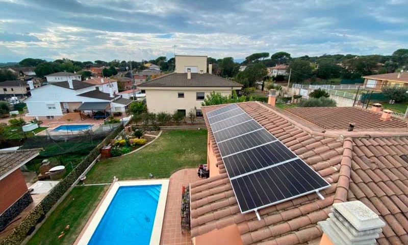 Instal·lació de plaques solars en una teulada d'una casa unifamiliar