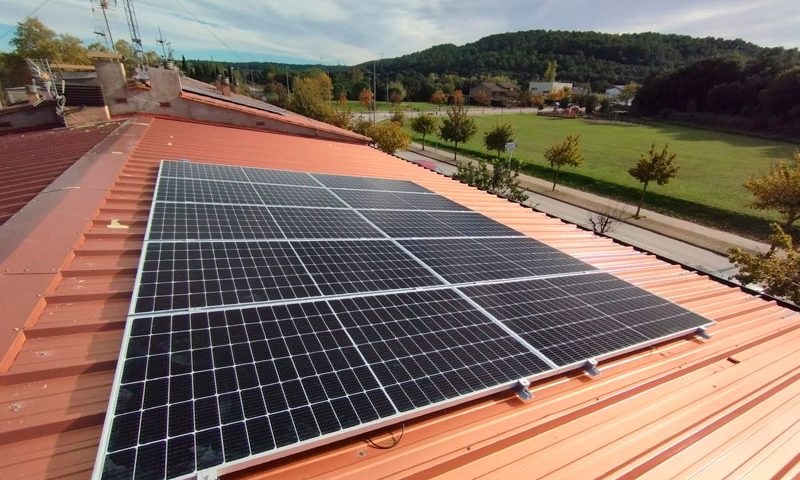 Instal·lació de 10 plaques solars en una teulada de xapa - Nucli Solar