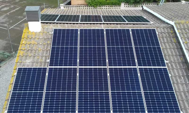 Instal·lació de plaques solars en una teulada d'una casa