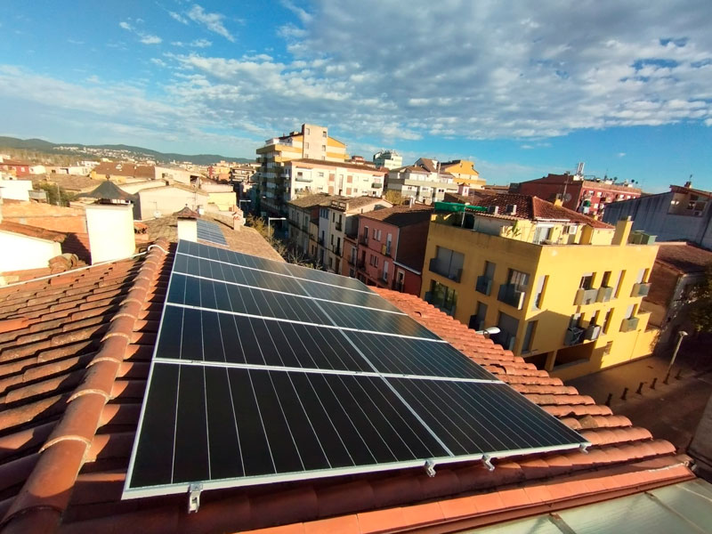 Instal·lació de plaques solars en una teulada d'una casa unifamiliar
