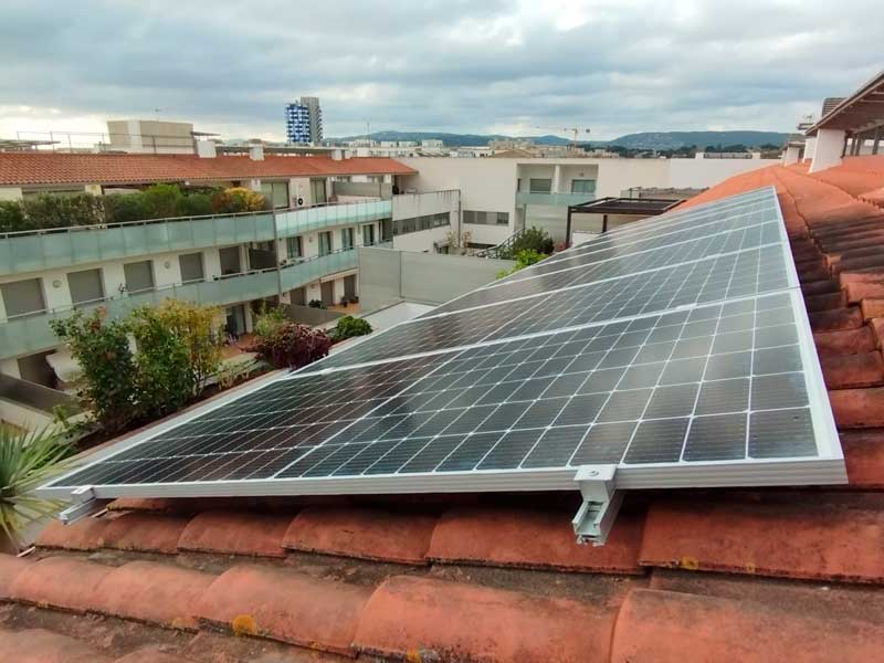 Instal·lació de plaques solars en una teulada de teula àrab - Nucli Solar