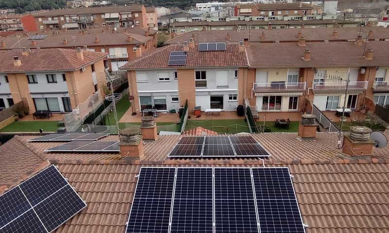 Instal·lació de plaques solars en una teulada de teula àrab - Nucli Solar