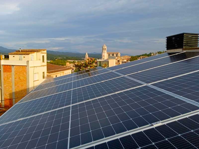 Instal·lació aïllada de plaques solars en una teulada de teula àrab - Nucli Solar