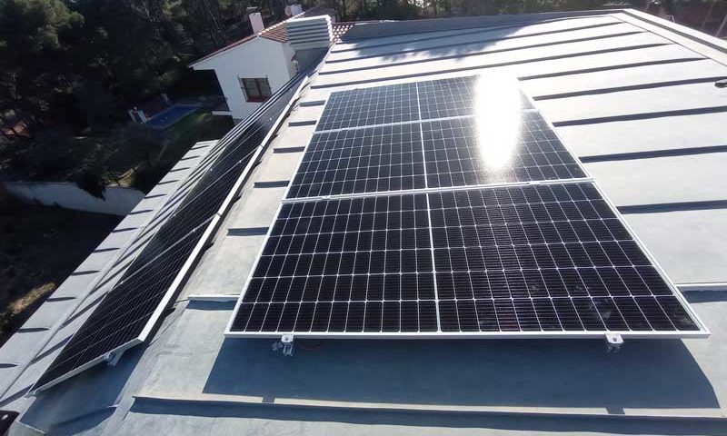 Instal·lació de plaques solars en una teulada d'una casa unifamiliar - Nucli Solar