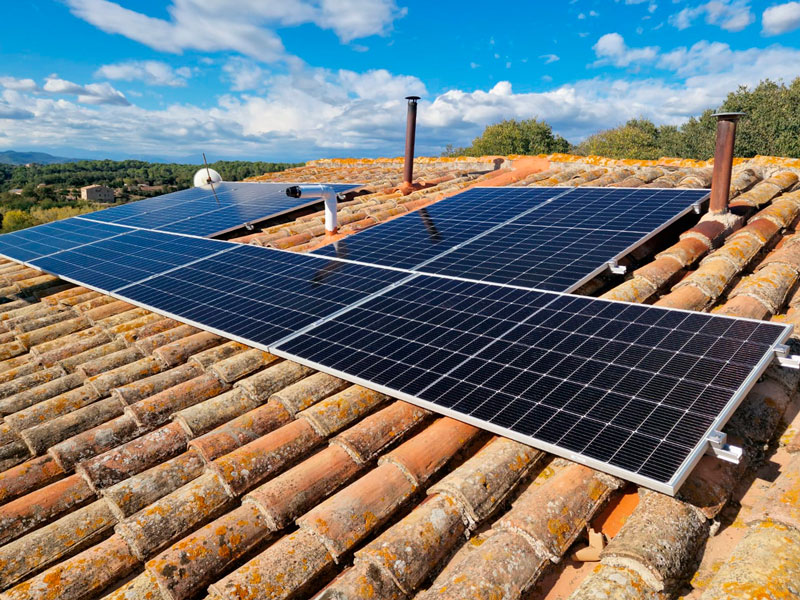 Instal·lació de plaques solars a Vilademuls (Girona)